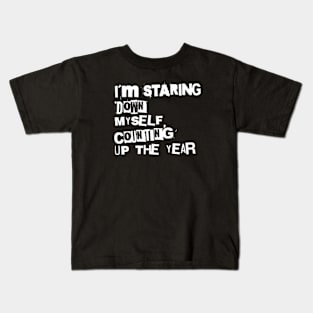 I´m staring down myself counting up the year (White letter) Kids T-Shirt